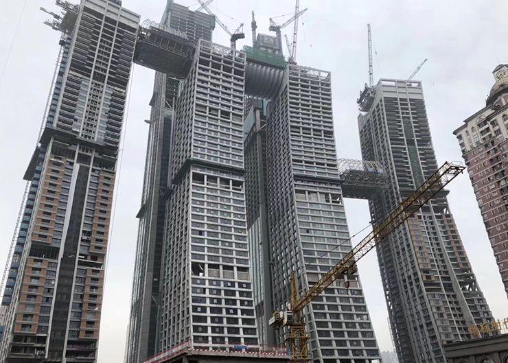 重慶來福士廣場景觀天橋結(jié)構(gòu)提升（提升重量3x900噸 ，提升高度203米）